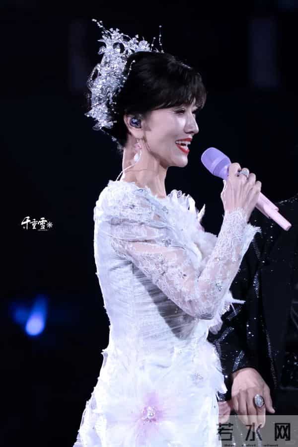 72岁赵雅芝太拼!穿高开叉裙跳“擦边”舞,累到大喘气还敲架子鼓