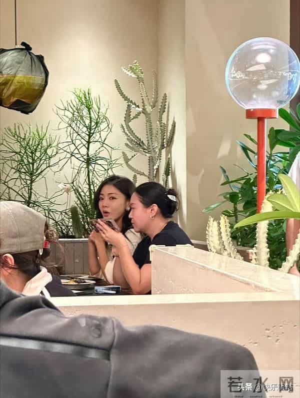 邓家佳在重庆吃烤鱼被偶遇，小姨妈气质绝了 脸小精致 美得恰到好处