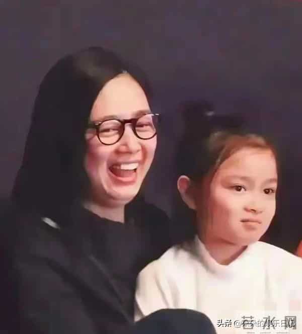 64岁的刘德华终于开始大大方方的公开自己和老婆朱丽倩的照片。