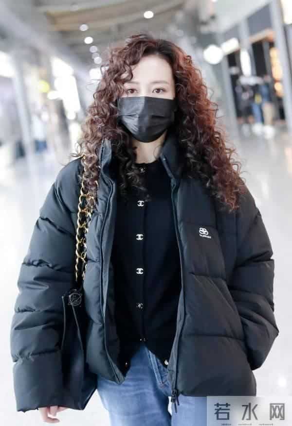 王鸥烫了羊毛卷带火了秋冬新穿搭:羽绒服+牛仔裤,高级又洋气