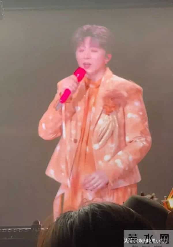 张凌赫金靖现身刘宇宁演唱会，起哄要看刘宇宁腹肌，画面太搞笑了