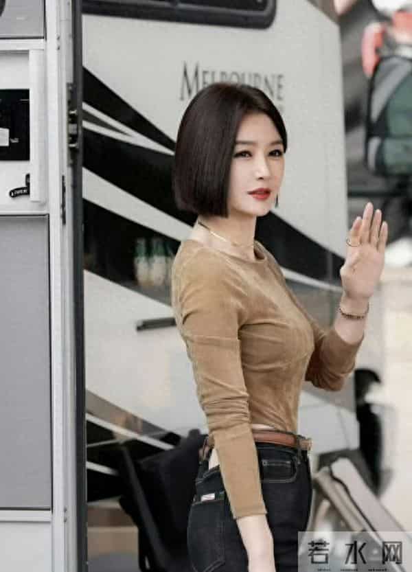 “秦岚”太丰满了！穿紧身上衣+牛仔裤，蜜桃身材好抢镜