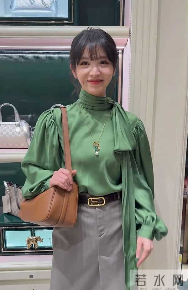 田曦薇现身上海恒隆,怼脸拍也好美,可盐可甜,捂嘴笑都那么漂亮