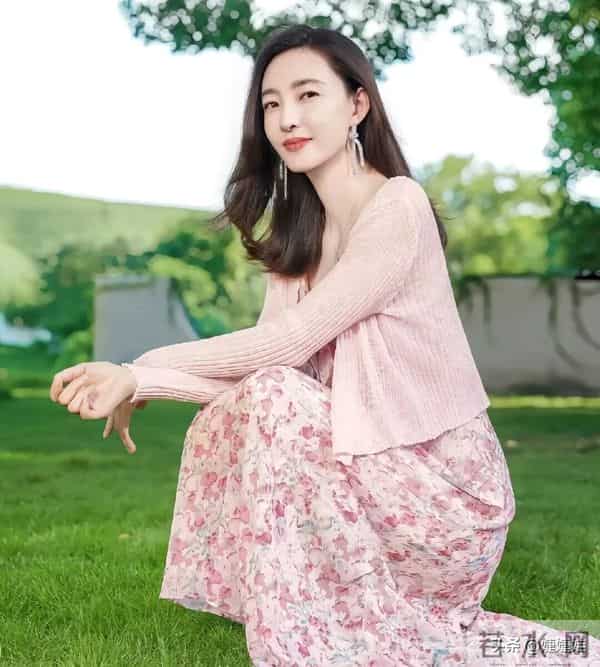 “素颜女神”王丽坤 身材高挑天生冷白皮,40岁看起来和20岁时一样
