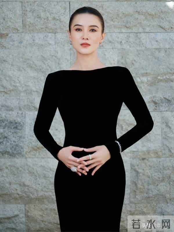 45岁宋佳二封金鸡影后，穿黑色礼服裙拍宣传照优雅迷人