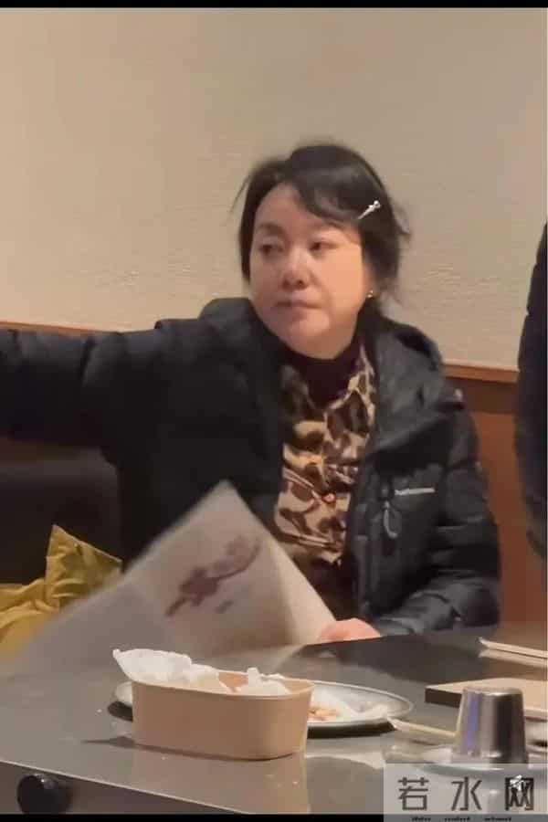 54岁闫妮沈阳吃火锅被偶遇,素颜很接地气,不化妆多了份亲切感!