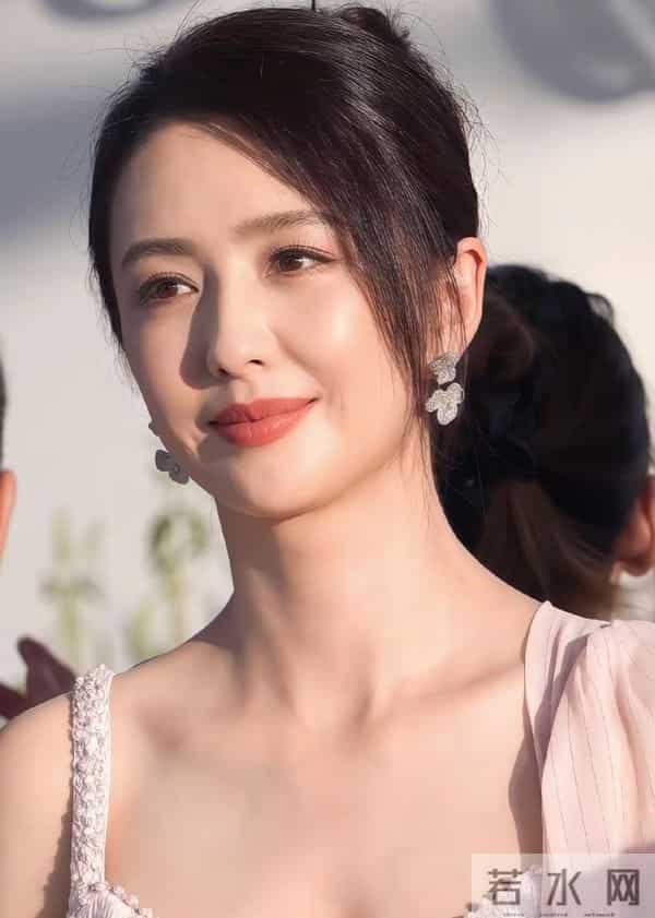 佟丽娅的素颜，在整个娱乐圈都属于最美的，新疆人独有的美