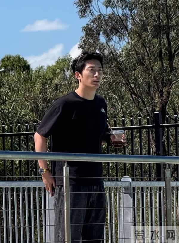 窦骁何超莲被传婚变后首合体,夫妇俩在澳洲冲浪,女方笑得好开心