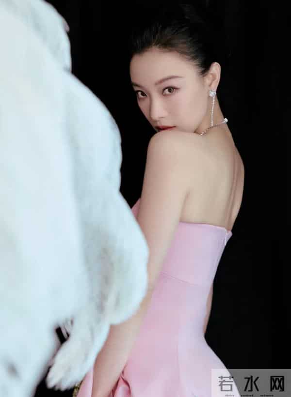 倪妮这身,完美诠释什么叫“用温柔的颜色,穿出最强的气场”!