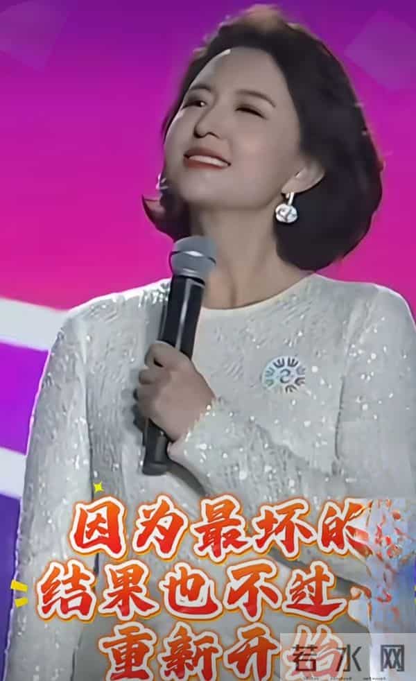 张蕾谈人生感悟，亮裙短发气质优雅美得好高级