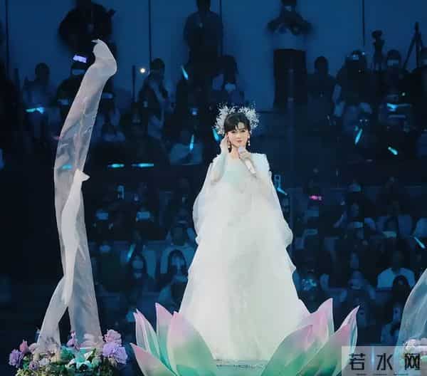 72岁赵雅芝太拼!穿高开叉裙跳“擦边”舞,累到大喘气还敲架子鼓