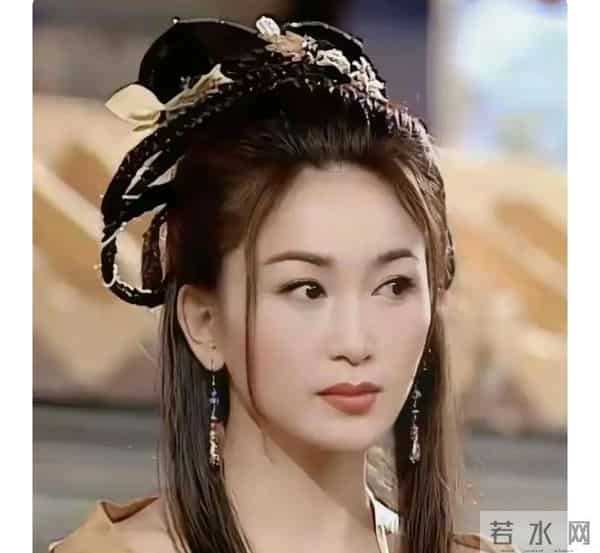 59岁温碧霞普陀山近照引爆全网：美是自由还是越界？