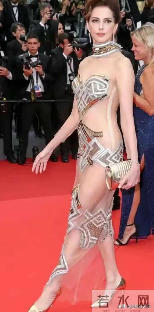 迄今为止戛纳红毯上 最美的一件礼服，不是谁都能驾驭的。