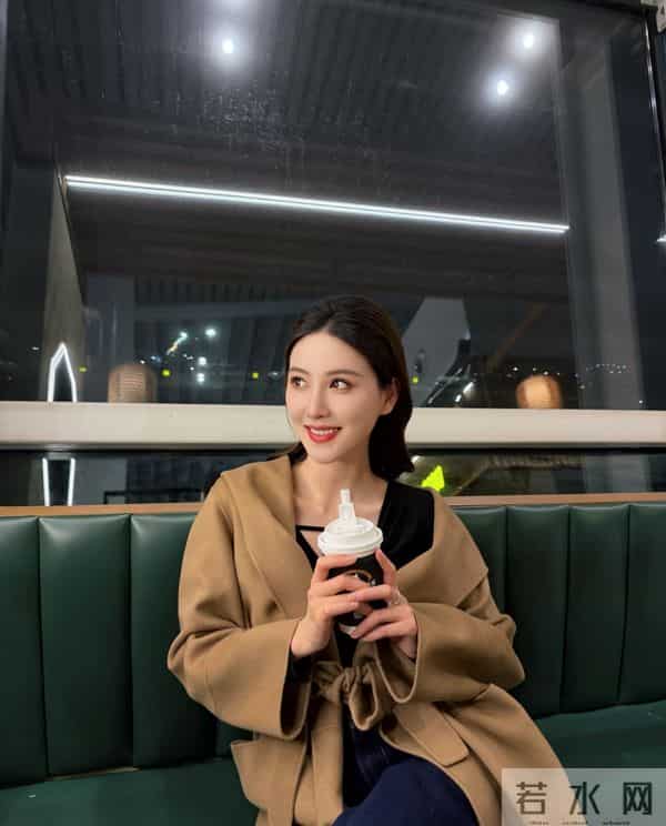 李丹儿亮相金鸡奖红毯,穿闪钻挂脖纱裙气质温婉