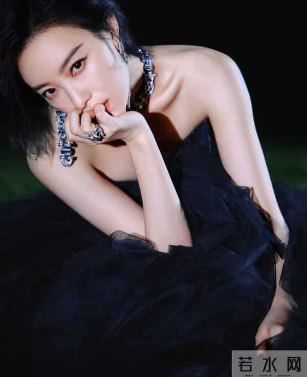 倪妮黑天鹅造型，短发配钻石链帅到姐姐粉尖叫！