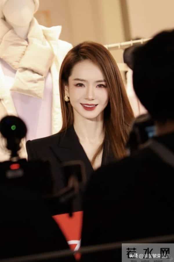 戚薇线下活动生图，黑西装长靴演绎女总裁穿搭