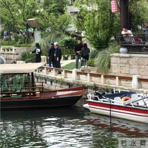 霍启仁雪山举行婚礼，妻子模样像婆婆朱玲玲，小腹隆起似双喜临门