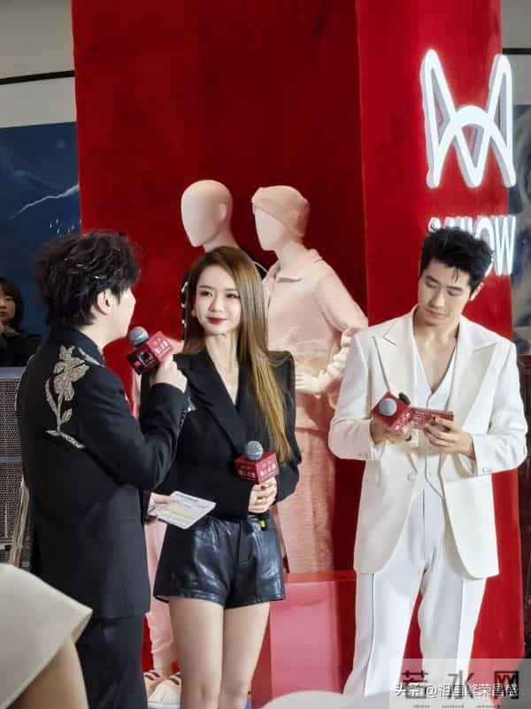 戚薇线下活动生图，黑西装长靴演绎女总裁穿搭