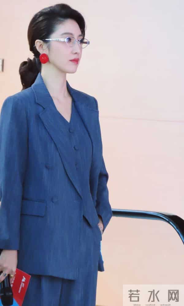 何卿分享美图，蓝西装配高马尾，气质优雅美得好高级