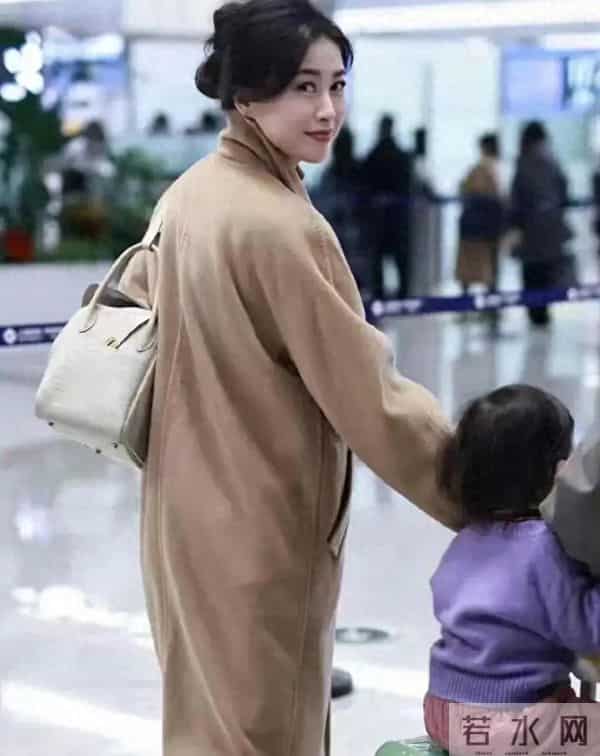 朱珠机场秀穿搭,盘气质头发身穿一袭驼色长款大衣真时尚显气质