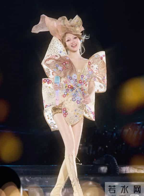 神仙联动!张韶涵觅光演唱会穿高定,老朋友懂她的倔强与光