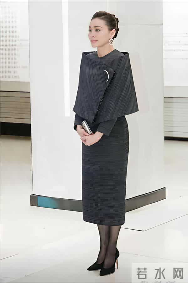 泰国王后“斗篷裙”封神！正式场合高级感穿搭公式，普通人直接抄