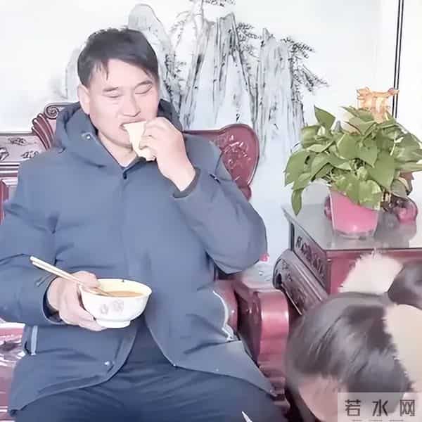 大衣哥：月收入不到60万，但准女婿实在，儿媳懂事，我很知足