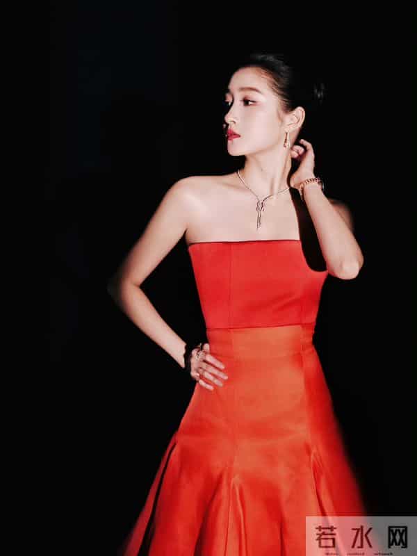 关晓彤怼脸拍封神,172cm身高下的轮廓优势藏不住