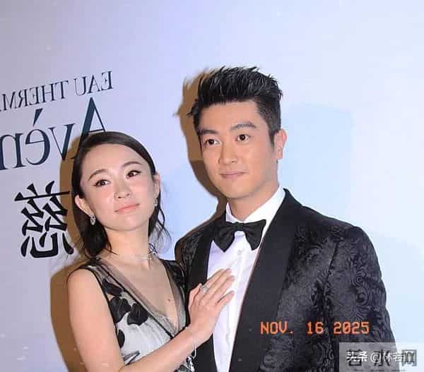 杜江霍思燕机场被偶遇，二人气场强大，霍思燕挽着杜江胳膊好甜蜜