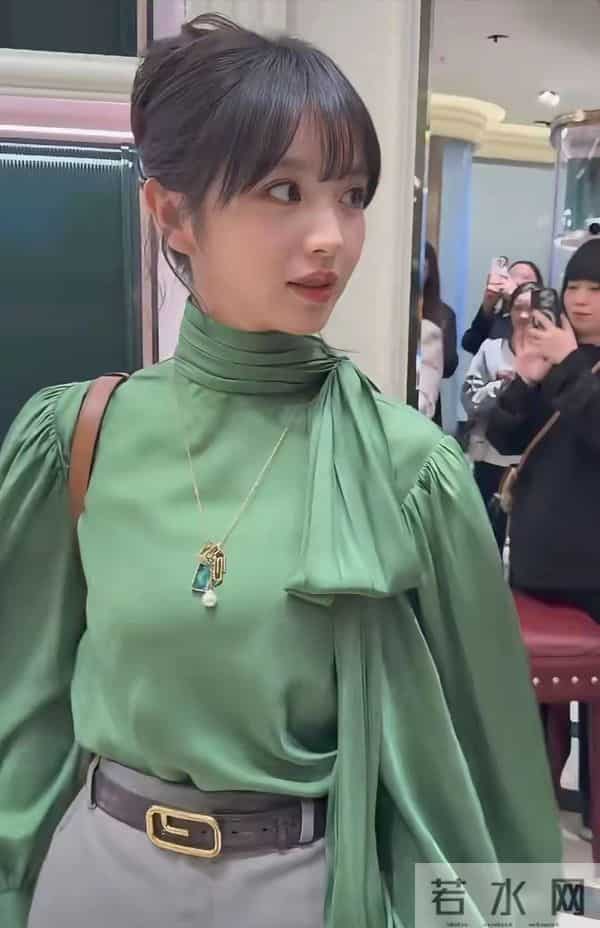 田曦薇现身上海恒隆,怼脸拍也好美,可盐可甜,捂嘴笑都那么漂亮