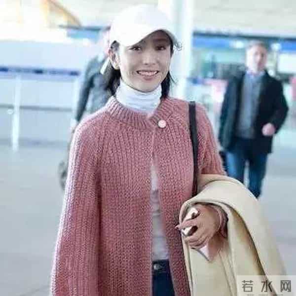 佟丽娅机场穿搭太绝啦长款针织大衣温柔显气质搭白色打底清新干净