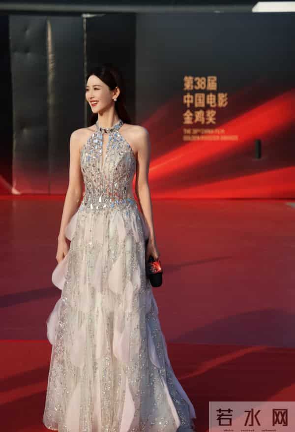 李丹儿亮相金鸡奖红毯,穿闪钻挂脖纱裙气质温婉