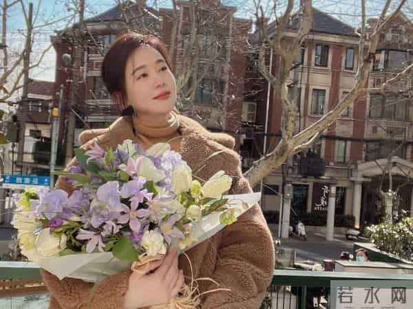 左小青撸串太接地气!穿大衣露脚踝时髦减龄,48岁嫩得像个小姑娘