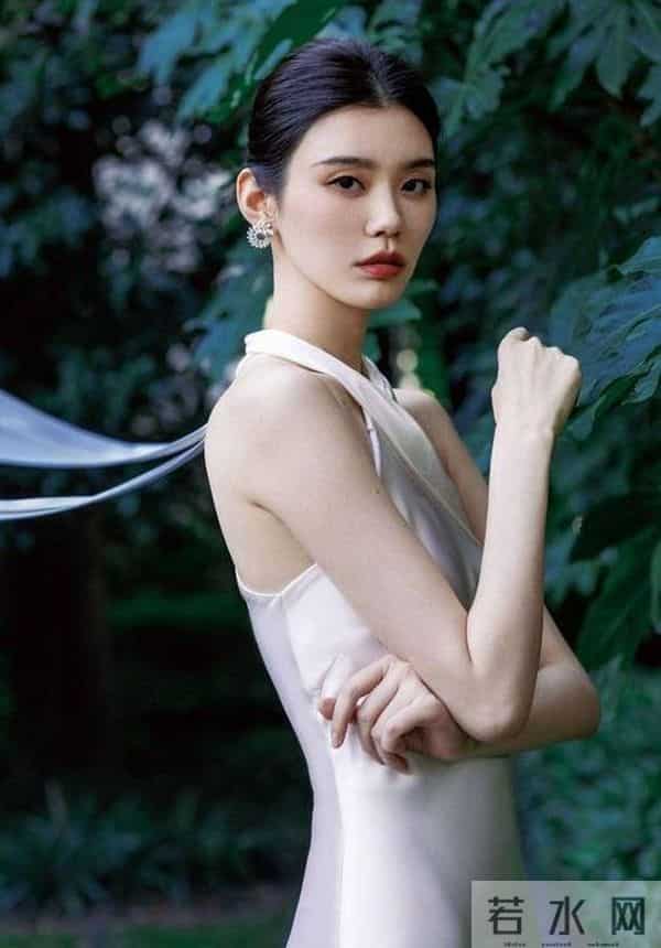 奚梦瑶晒女儿，女儿背香奈儿像洋娃娃，奚梦瑶才是绝处逢生的强者