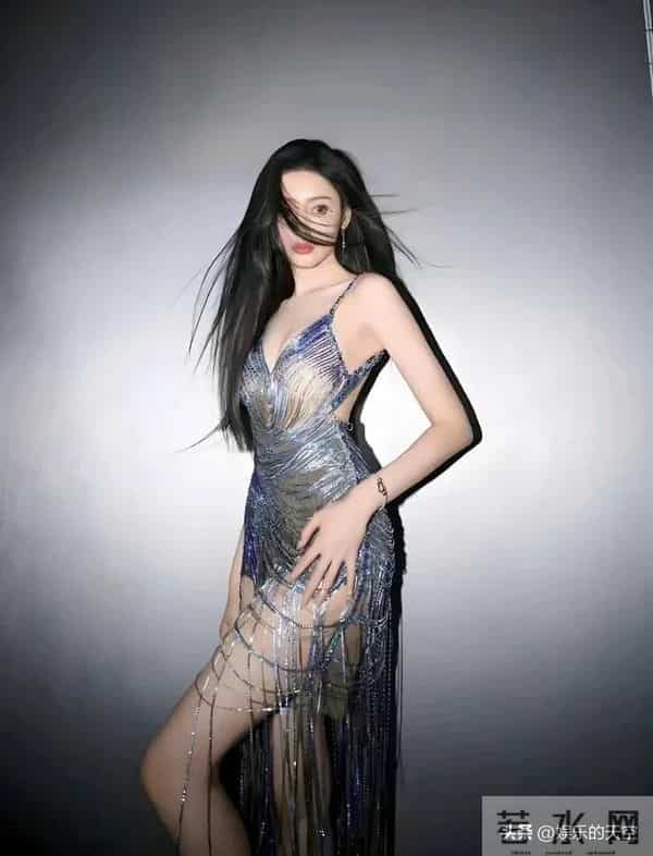 35岁张天爱最新造型曝光，胸部丰满，大腿修长，身材太绝了