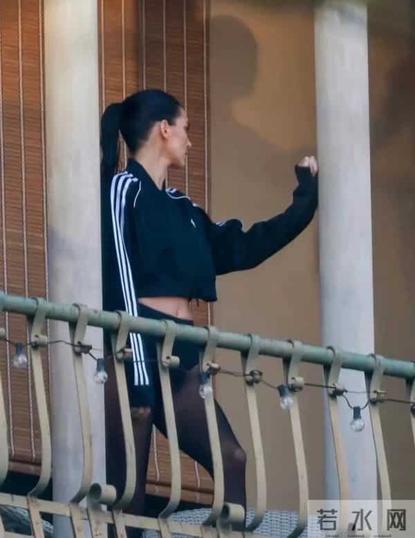 绝了!肯豆这短款夹克太会搭,露腰|黑丝 休闲运动风也能这么辣