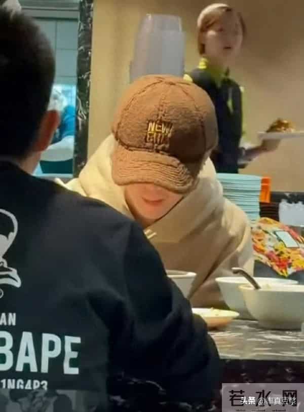 鹿晗深夜嗦面惊现神秘小店！粉丝集体守护背后藏着什么秘密？