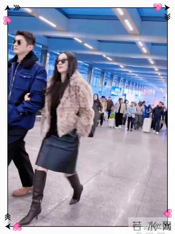 杜江霍思燕机场被偶遇，二人气场强大，霍思燕挽着杜江胳膊好甜蜜