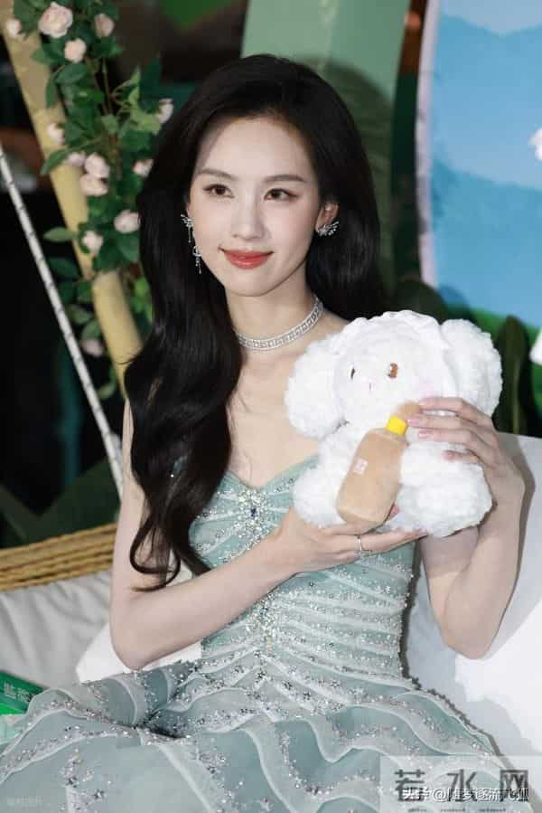 陈都灵出席活动,身穿抹胸礼服裙优雅清纯