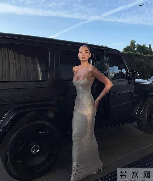 国际华裔超模气场全开，一袭爆闪裙美成人间尤物～