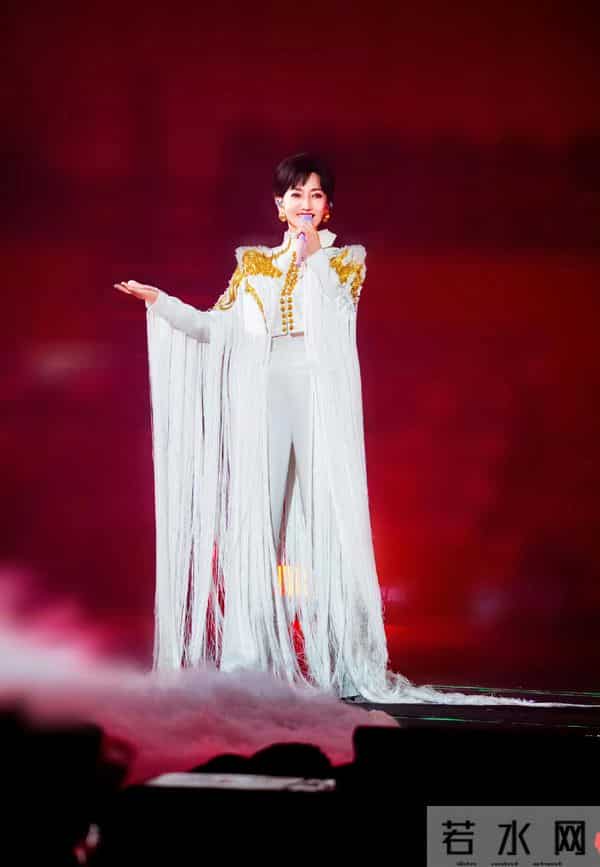 72岁赵雅芝又是架子鼓又是扫腿舞,这状态活力也太好了吧!