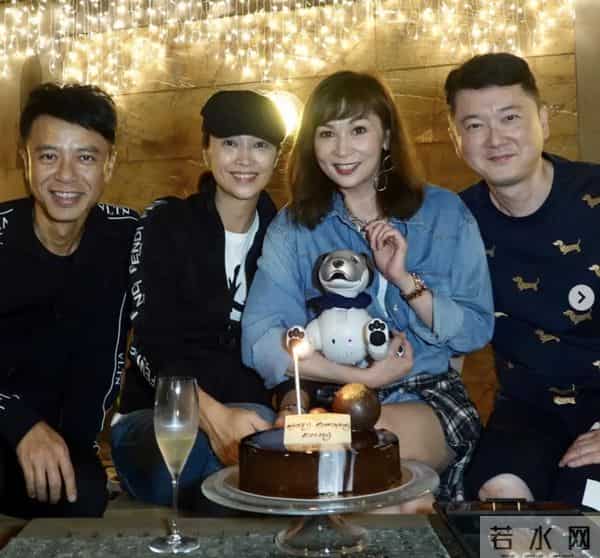 李克勤为妻庆生一脸沧桑，卢淑仪打扮简约显年轻，豪门邻居也在场