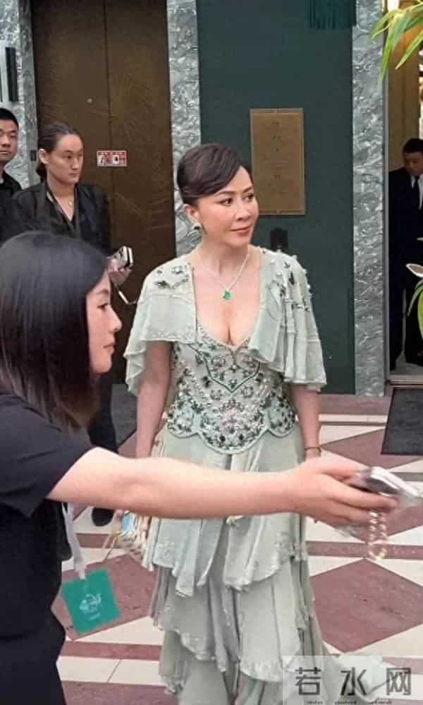 刘嘉玲当奶奶的年纪了，怎么总是穿这种风格衣服，真的有点辣眼睛