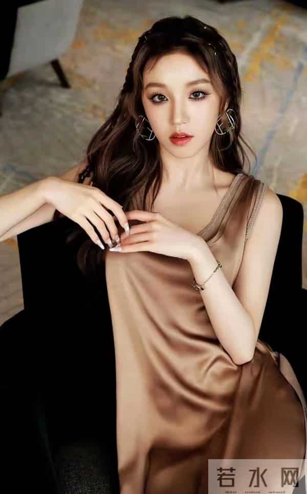 大长腿与完美身材的完美结合：宋雨琦的气质与美貌让人难以抗拒！