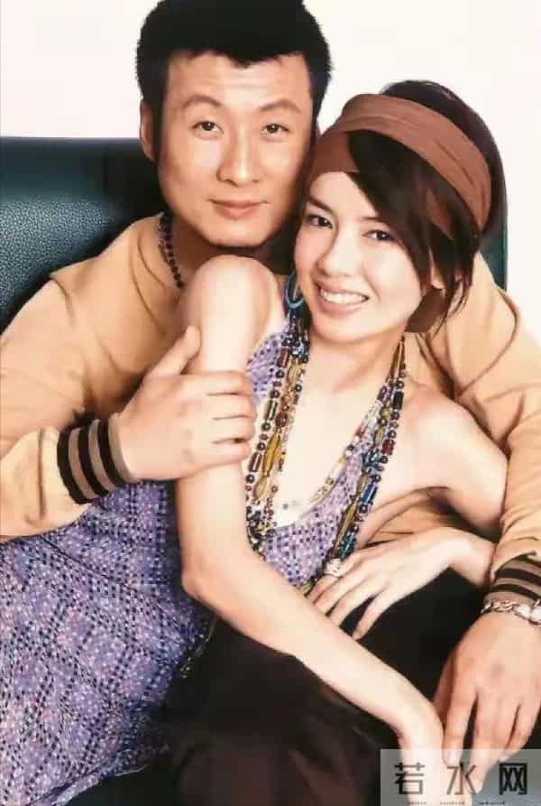 61岁孙兴离婚后首露面！与吴毅将吃13道硬菜喝茅台，苍老憔悴