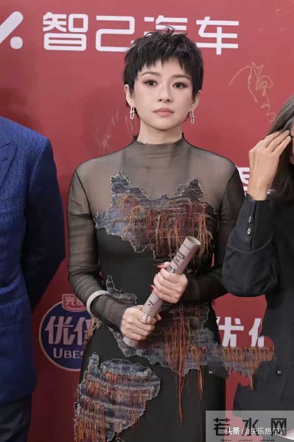 还是亲妈好，章子怡带俩娃吃烧烤玩儿游戏，懒理前夫与现任秀恩爱