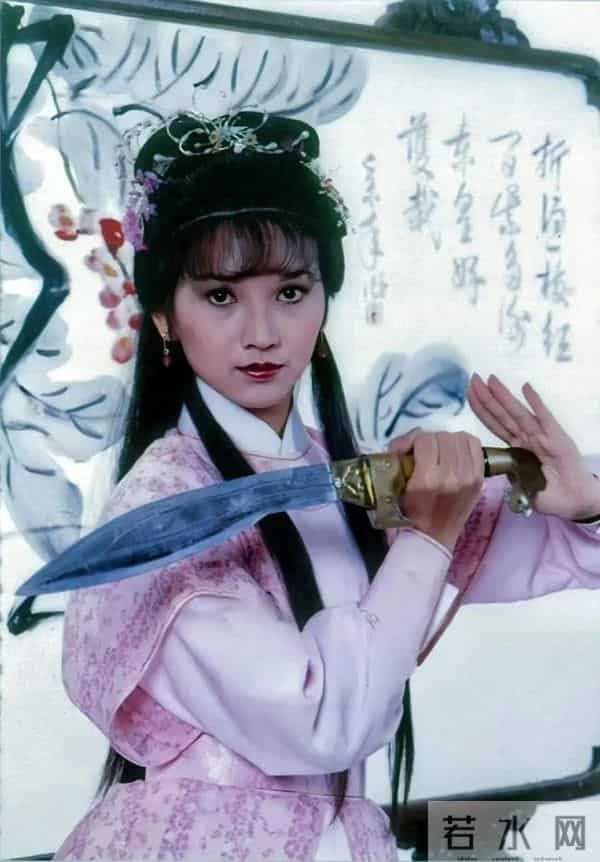 72岁赵雅芝太拼!穿高开叉裙跳“擦边”舞,累到大喘气还敲架子鼓