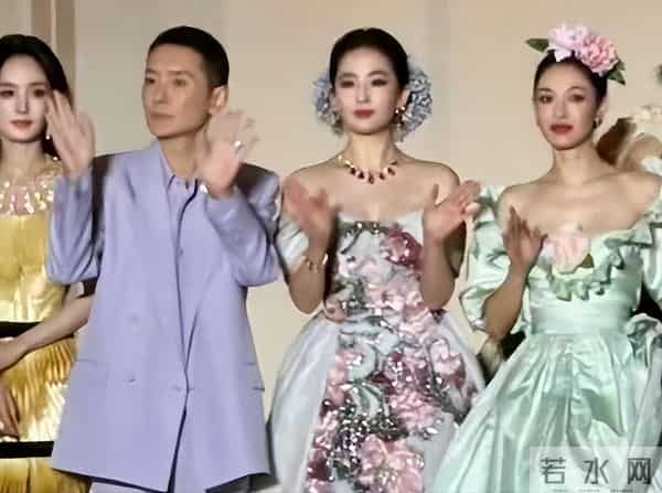 钟楚曦又“抢”C位?这一次合影环节站中间,抢风头争议又来了