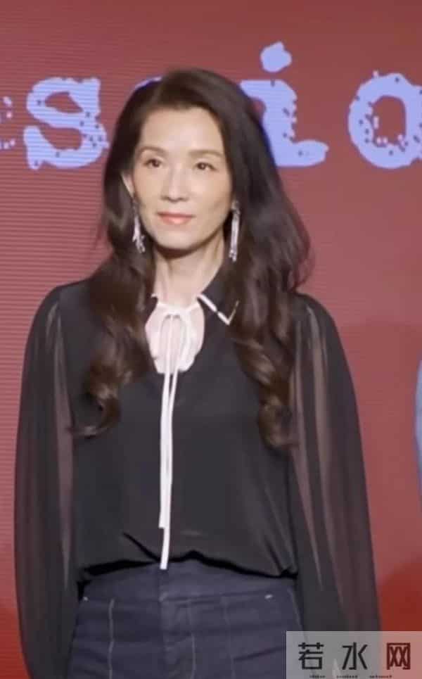 50多岁的叶全真告诉我们:有一种美,叫放弃抵抗,也叫清汤寡水