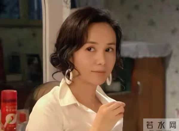 60岁蒋雯丽现状:定居英国,又瘦又老,网友惋惜:一代女神也老了